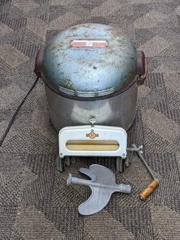 Old Handy Hot stovetop washing machine with original wringer. Neat piece from when work was work 14"