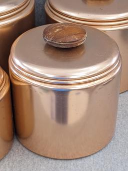 Set of Mirro rose gold canisters. Up to 4 qts. Knobs a little worn but canisters in good condition.