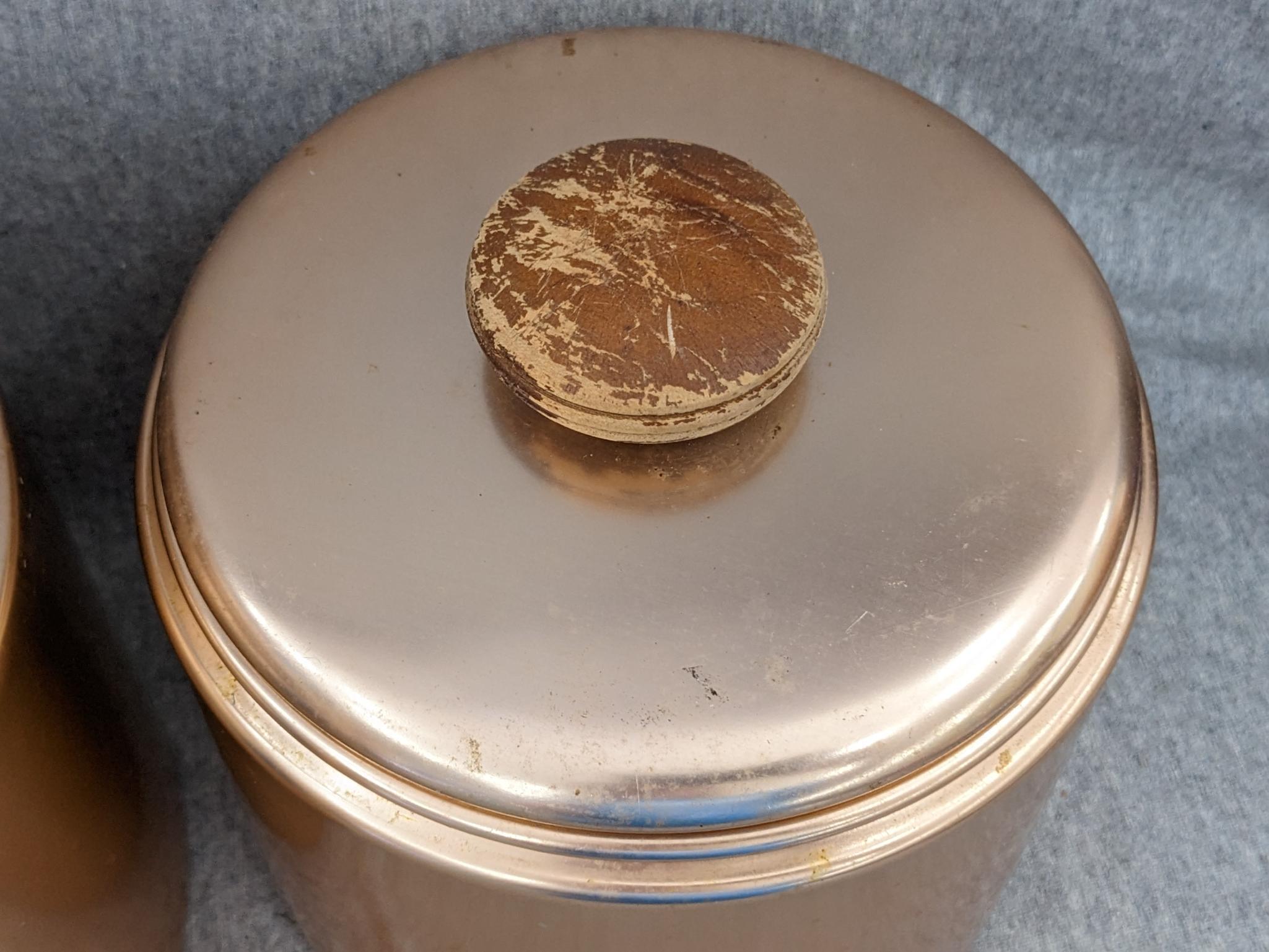 Set of Mirro rose gold canisters. Up to 4 qts. Knobs a little worn but canisters in good condition.