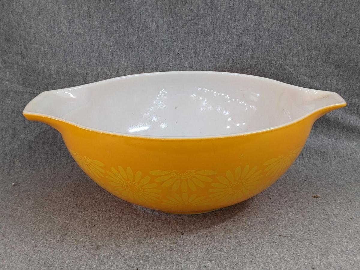 Pyrex Daisy Sunflower mixing bowl is 4qt in good condition.