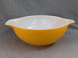 Pyrex Daisy Sunflower mixing bowl is 4qt in good condition.