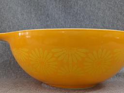 Pyrex Daisy Sunflower mixing bowl is 4qt in good condition.