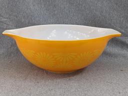 Pyrex Daisy Sunflower mixing bowl is 4qt in good condition.
