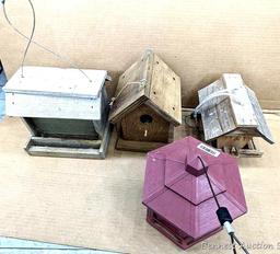 Four birdfeeders up to 9-1/2" wide.