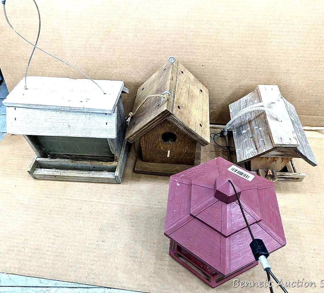 Four birdfeeders up to 9-1/2" wide.