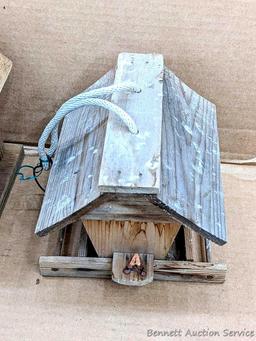 Four birdfeeders up to 9-1/2" wide.