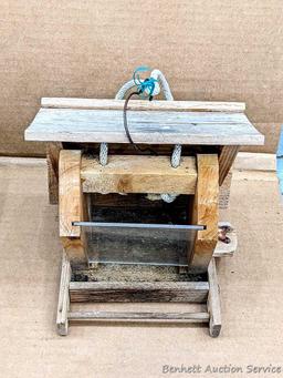 Four birdfeeders up to 9-1/2" wide.