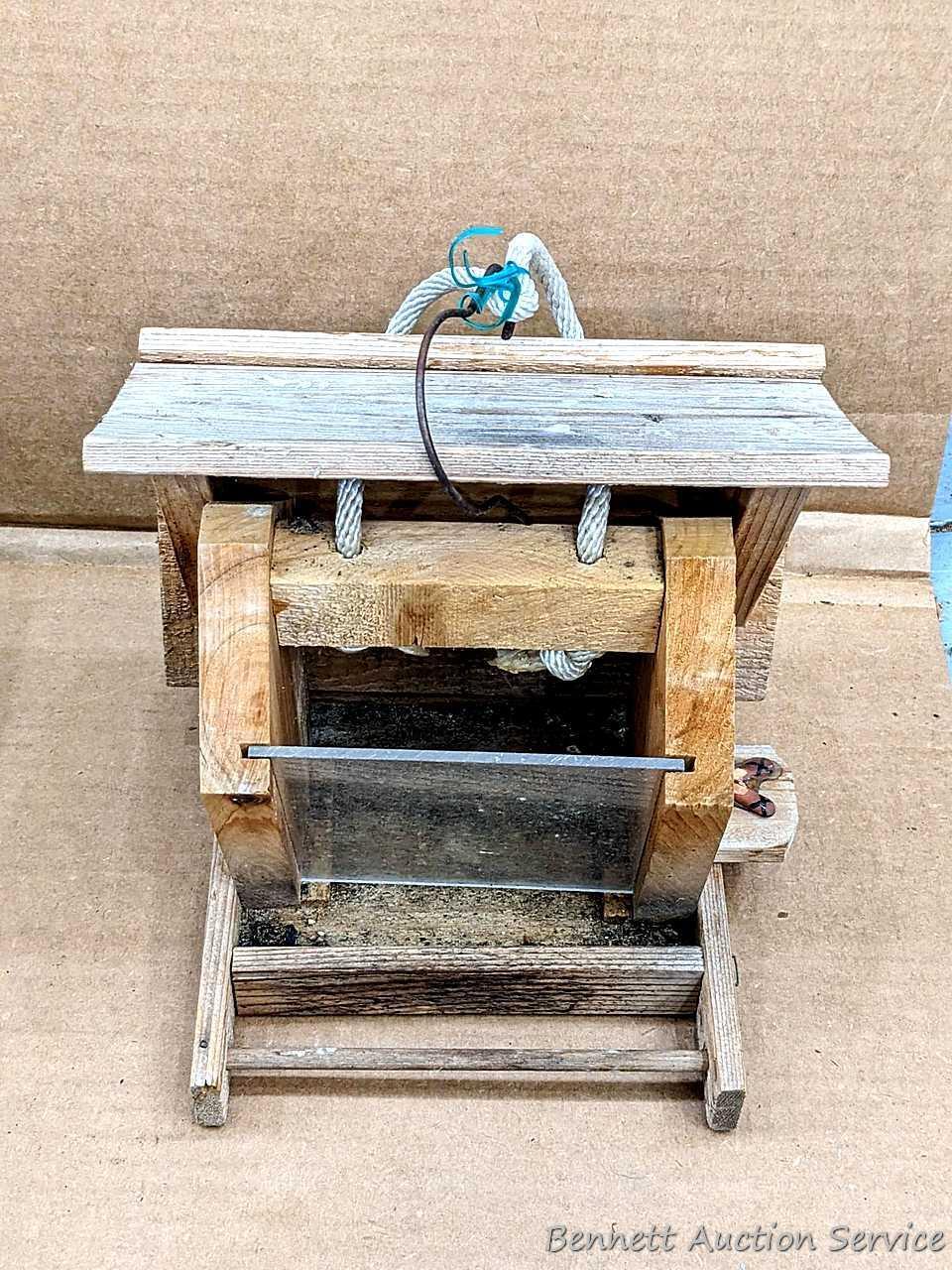 Four birdfeeders up to 9-1/2" wide.