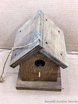Four birdfeeders up to 9-1/2" wide.