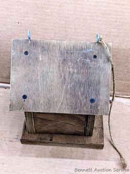 Four birdfeeders up to 9-1/2" wide.