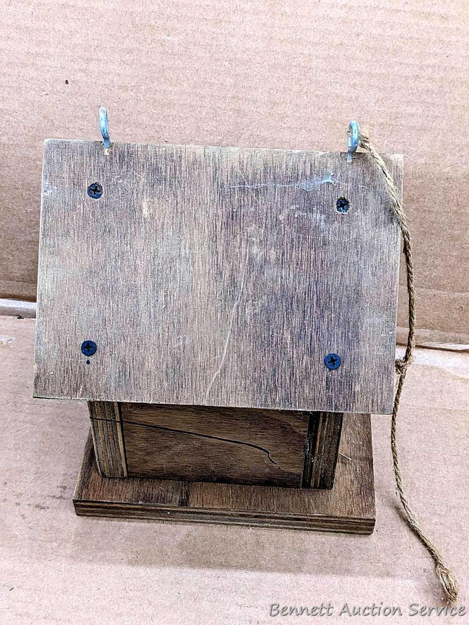 Four birdfeeders up to 9-1/2" wide.