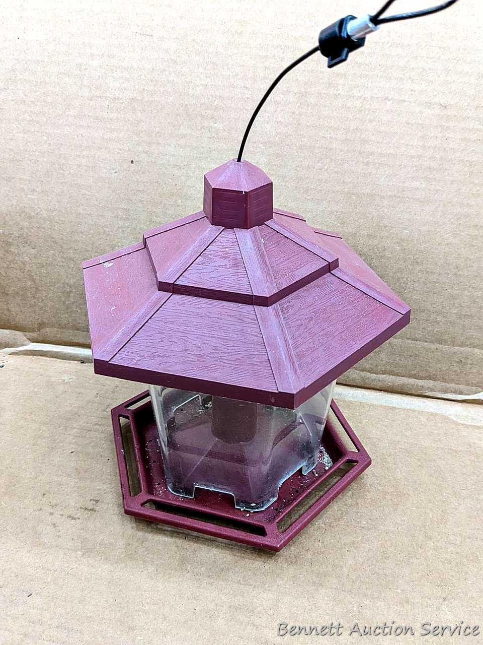 Four birdfeeders up to 9-1/2" wide.