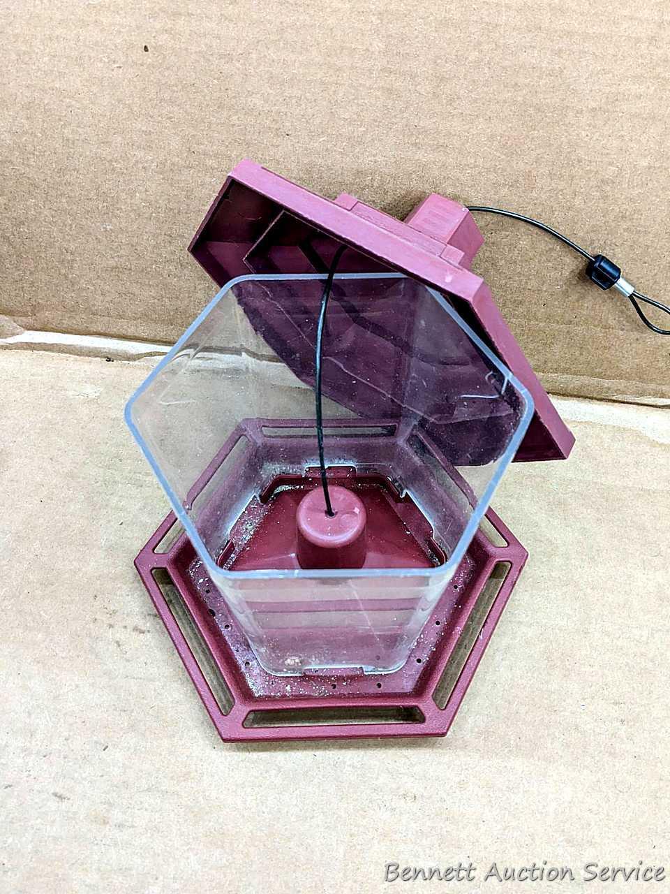 Four birdfeeders up to 9-1/2" wide.