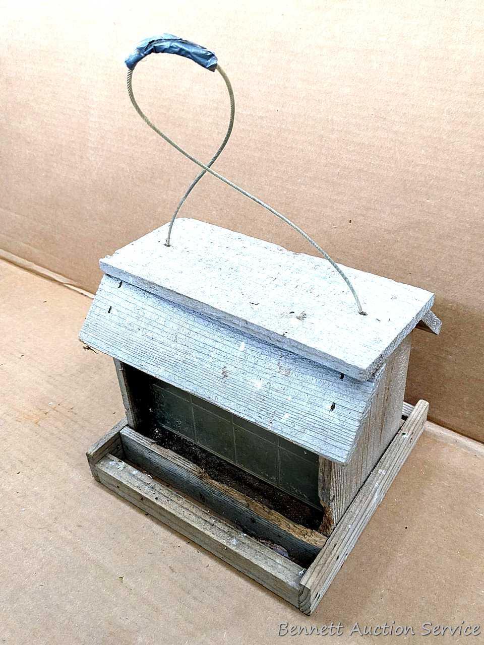Four birdfeeders up to 9-1/2" wide.