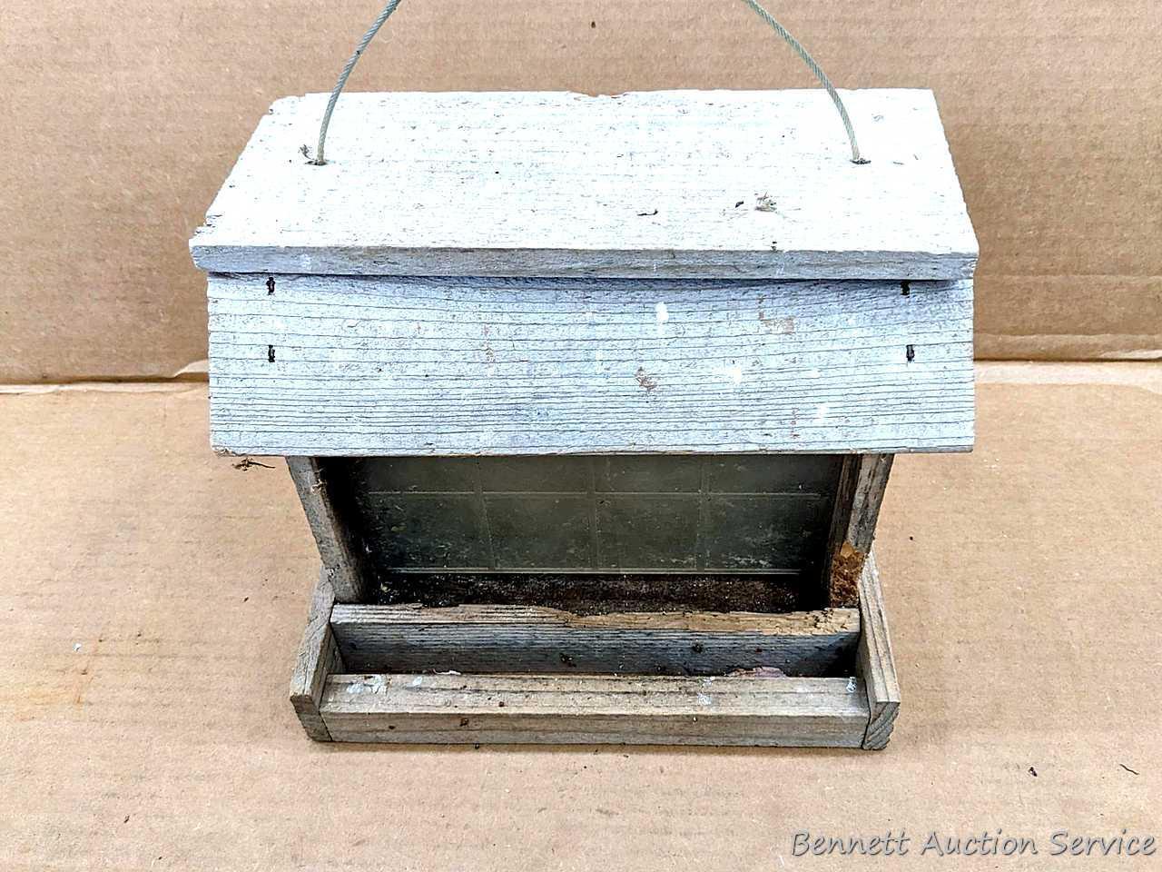 Four birdfeeders up to 9-1/2" wide.