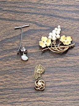 Vintage Krementz grape vine pattern brooch or pin, pretty necklace with dainty chain and clasp