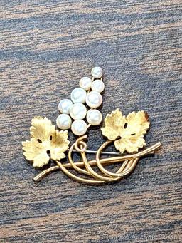Vintage Krementz grape vine pattern brooch or pin, pretty necklace with dainty chain and clasp
