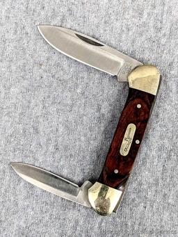 Folding Buck blade pocket knife, handle measures 3-3/4" long. Buck 389, blades are tight as are