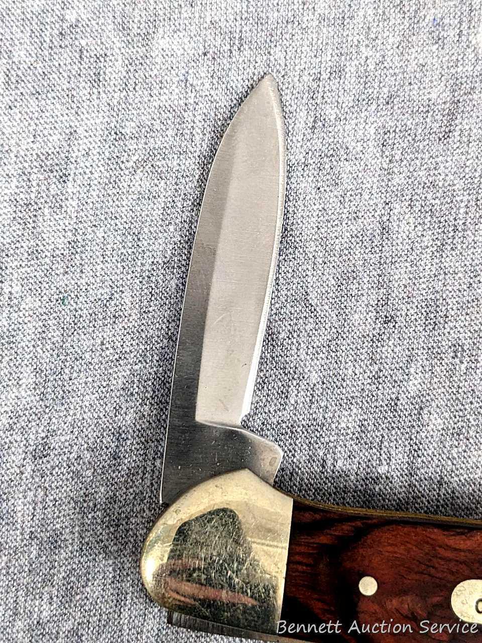 Folding Buck blade pocket knife, handle measures 3-3/4" long. Buck 389, blades are tight as are