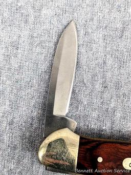 Folding Buck blade pocket knife, handle measures 3-3/4" long. Buck 389, blades are tight as are