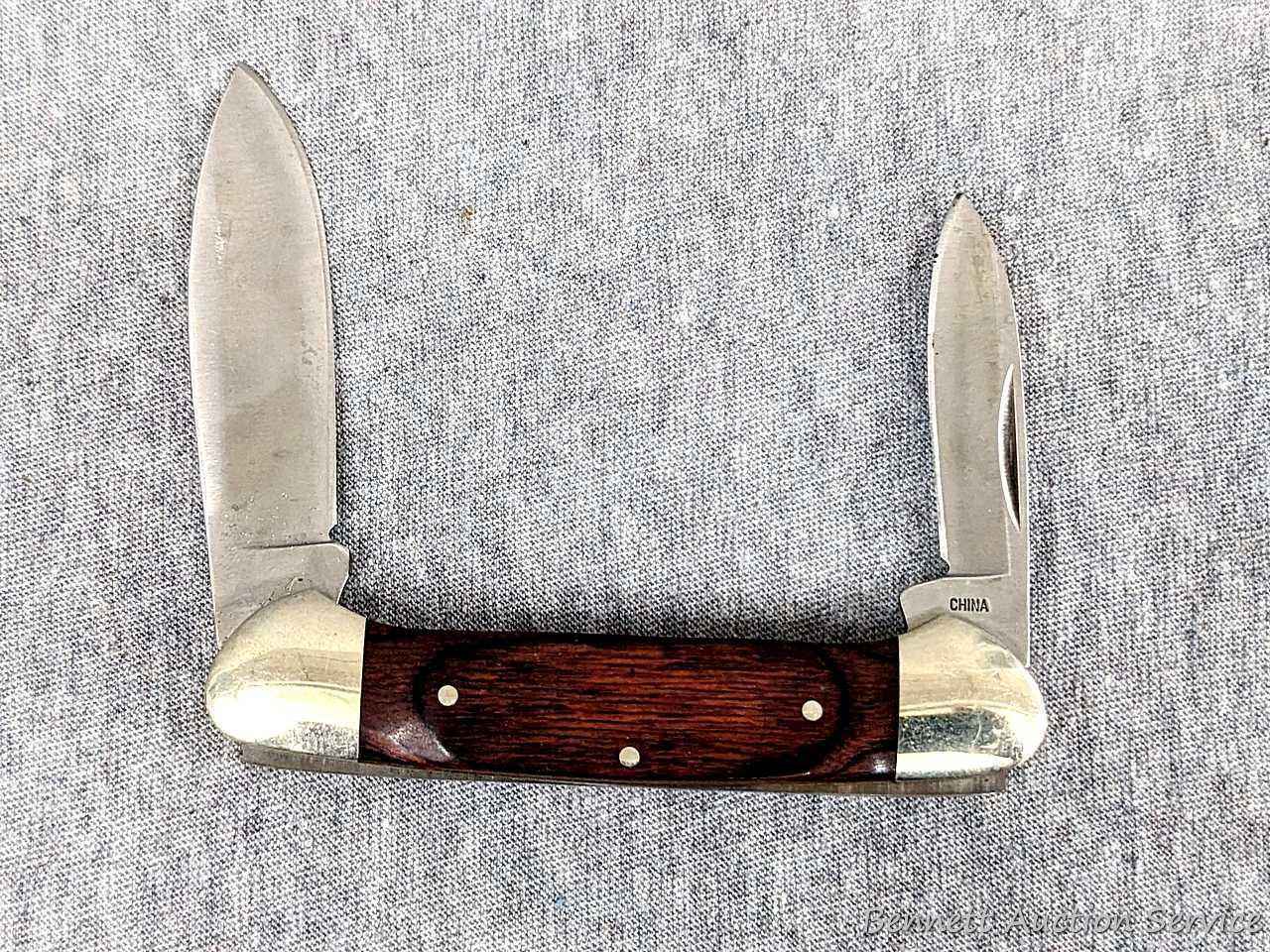 Folding Buck blade pocket knife, handle measures 3-3/4" long. Buck 389, blades are tight as are