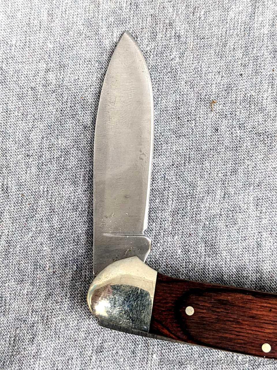 Folding Buck blade pocket knife, handle measures 3-3/4" long. Buck 389, blades are tight as are