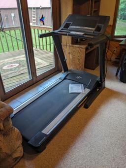 Nordic Track Elite zi Durastride treadmill is a Space Saver model. Unit works and looks in very good