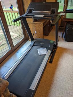 Nordic Track Elite zi Durastride treadmill is a Space Saver model. Unit works and looks in very good