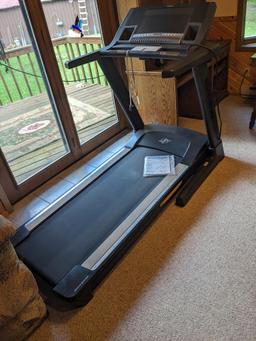 Nordic Track Elite zi Durastride treadmill is a Space Saver model. Unit works and looks in very good