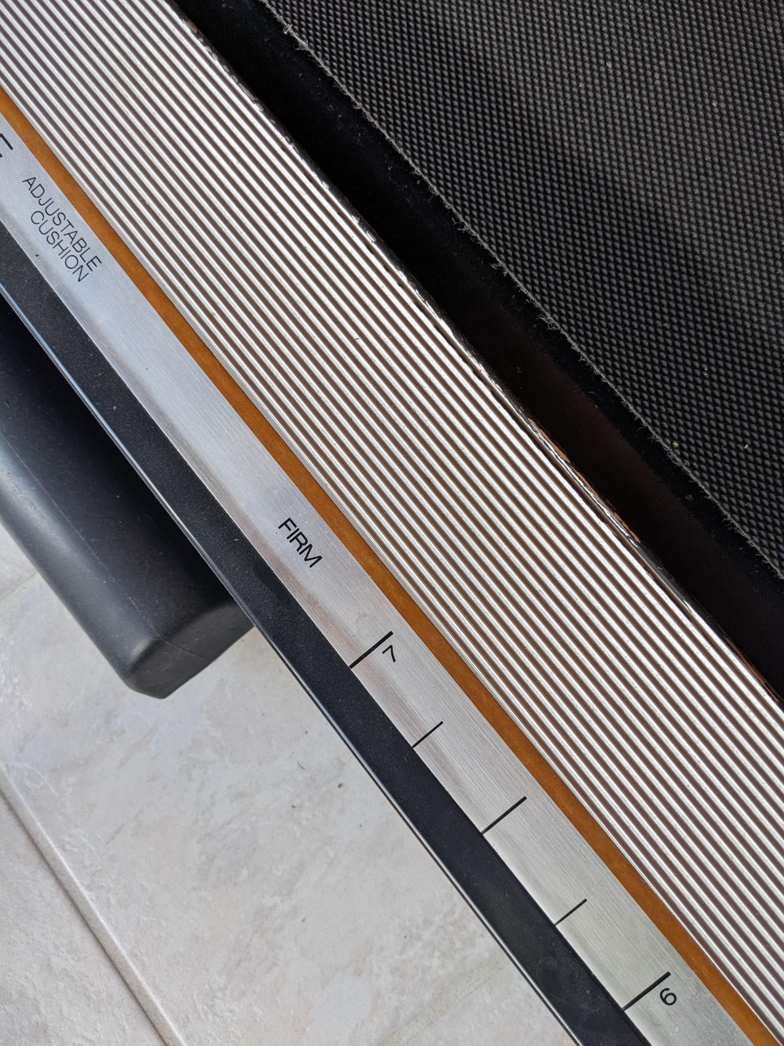 Nordic Track Elite zi Durastride treadmill is a Space Saver model. Unit works and looks in very good