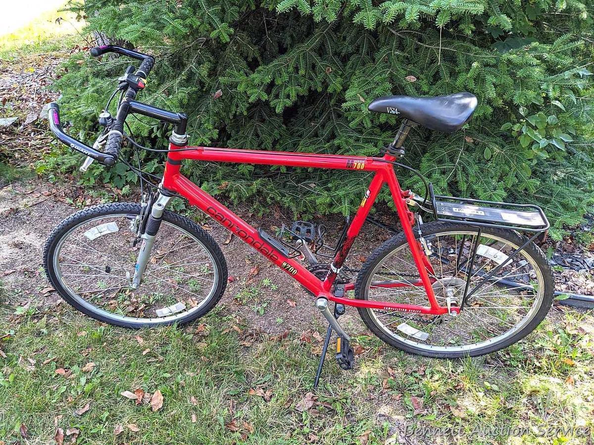 Men's Cannondale Mountain 700 bicycle is in very good condition. Bike measures 25" from handle bar