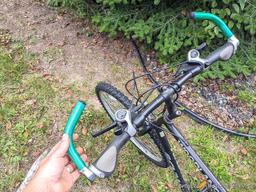 Schwinn Woodlands mountain bicycle is in good shape. Bike measures 23" from handle bar to seat. Nice