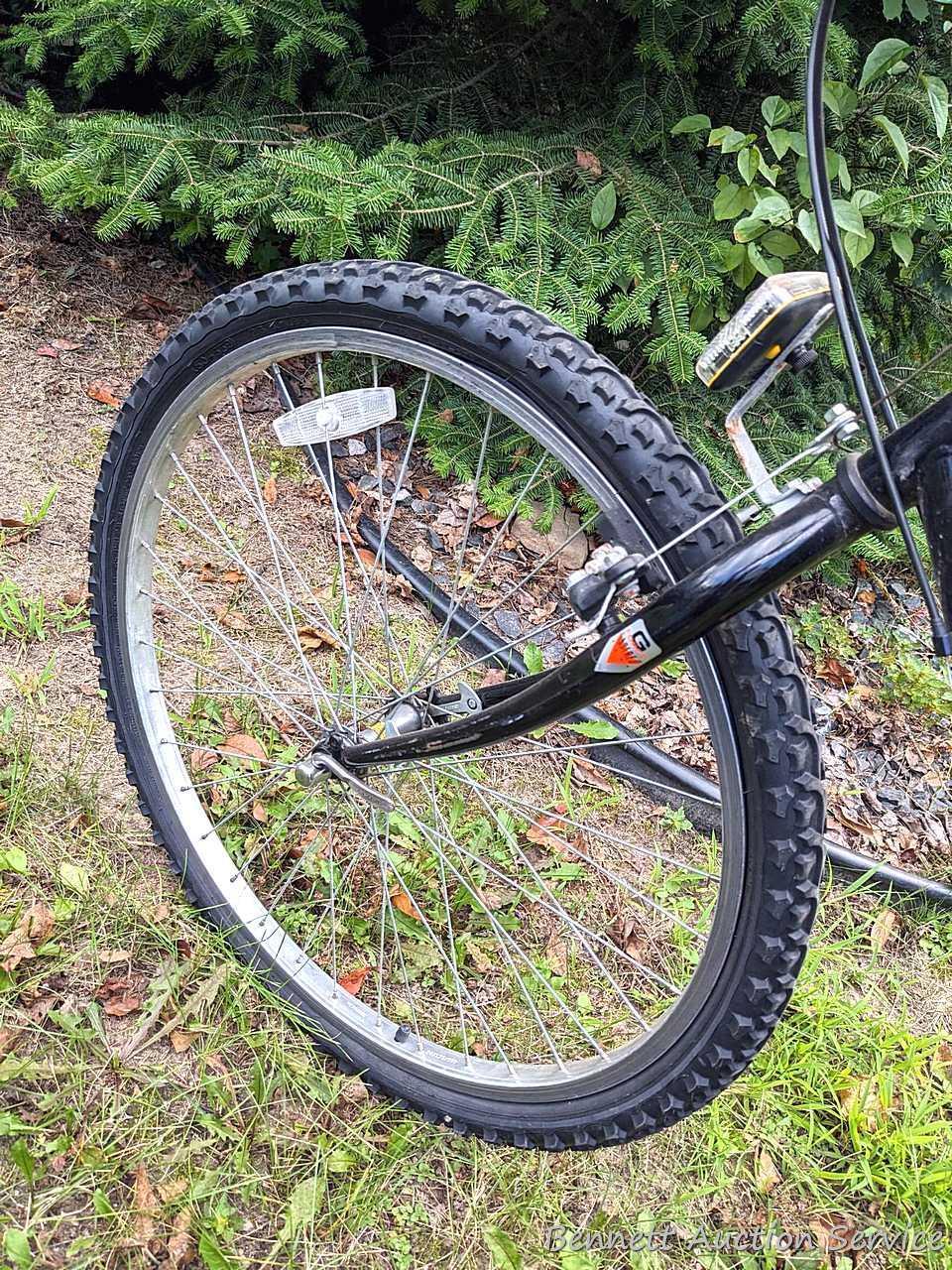 Schwinn Woodlands mountain bicycle is in good shape. Bike measures 23" from handle bar to seat. Nice