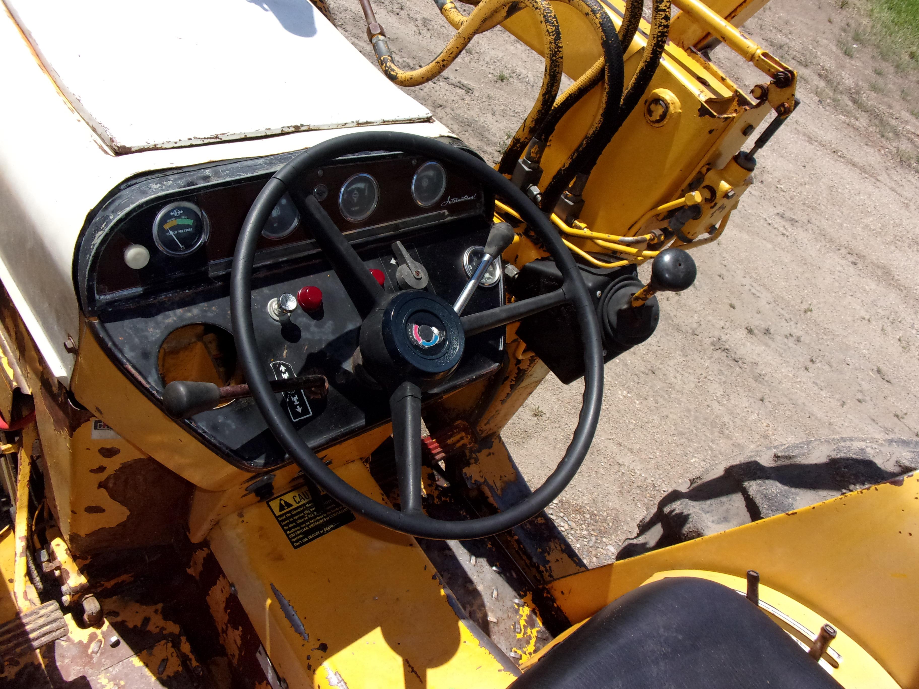 INTERNATION 240A INDUSTRIAL LOADER TRACTOR DIESEL