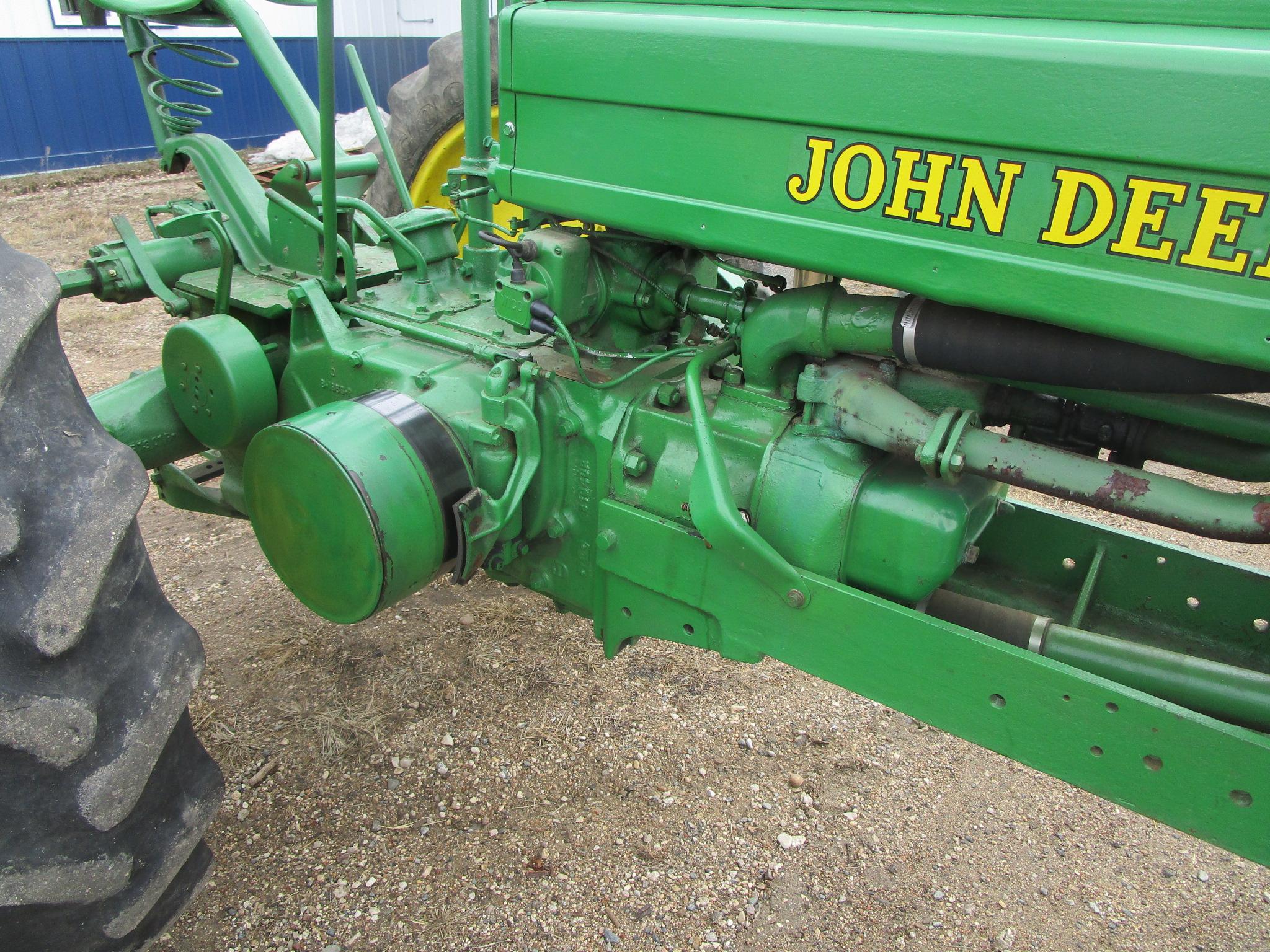 1943 JOHN DEERE B SINGLE FRONT, pto, rock shaft, good paint & tin, runs good