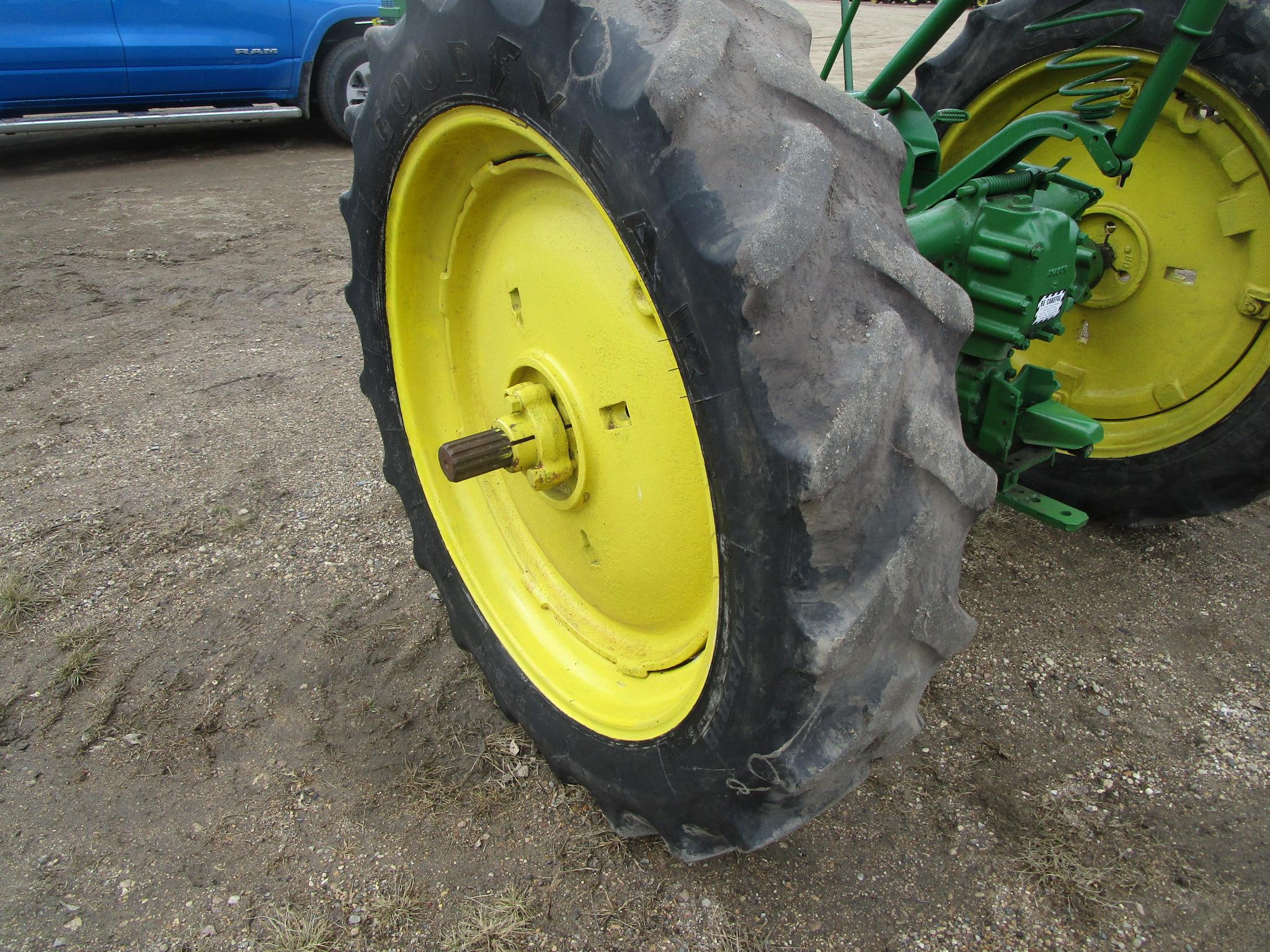 1943 JOHN DEERE B SINGLE FRONT, pto, rock shaft, good paint & tin, runs good