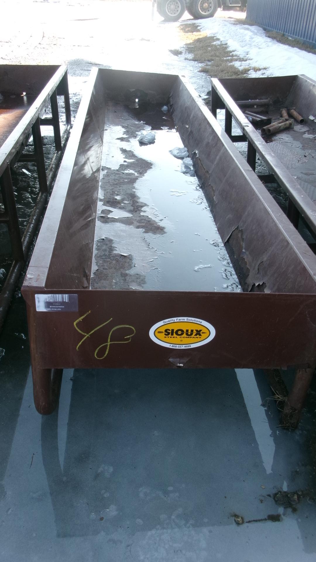 8' SIOUX METAL FEED BUNK w / ATTACHED HAY FEEDER PANEL