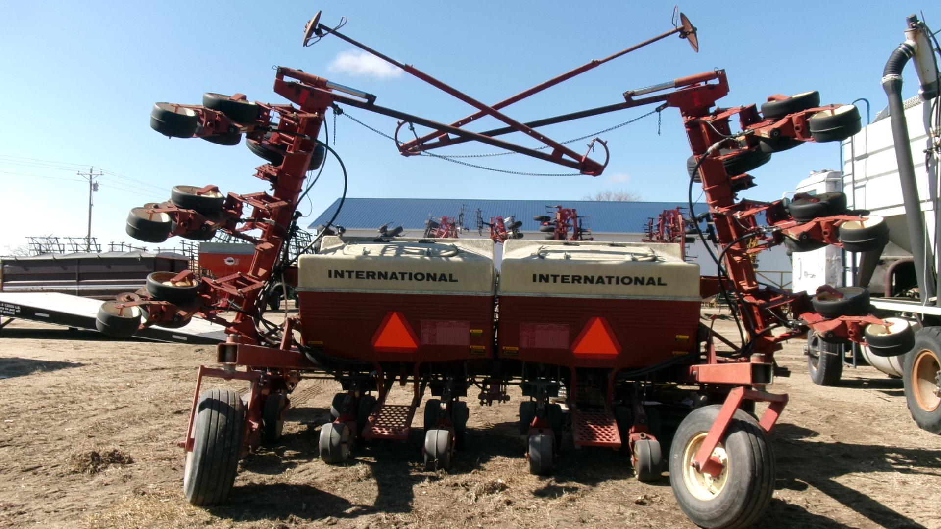 12-30" IHC 800 3 PT. CYCLO PLANTER, 1,000 PTO, markers, several drums,, monitor in office, +