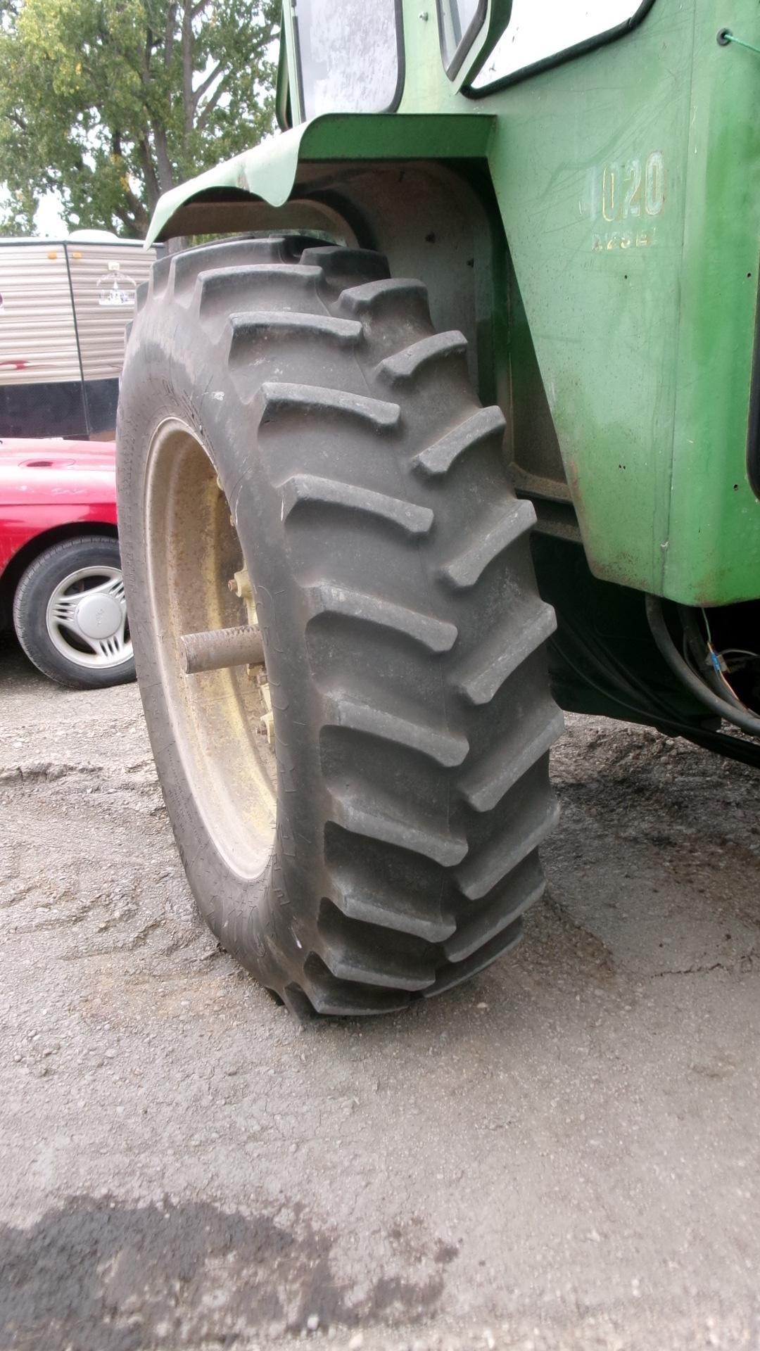 JOHN DEERE 4020 DIESEL w / JOHN DEERE 146 LOADER & HAY FORK, cab syncro, 2 remotes, 3 pt,.+