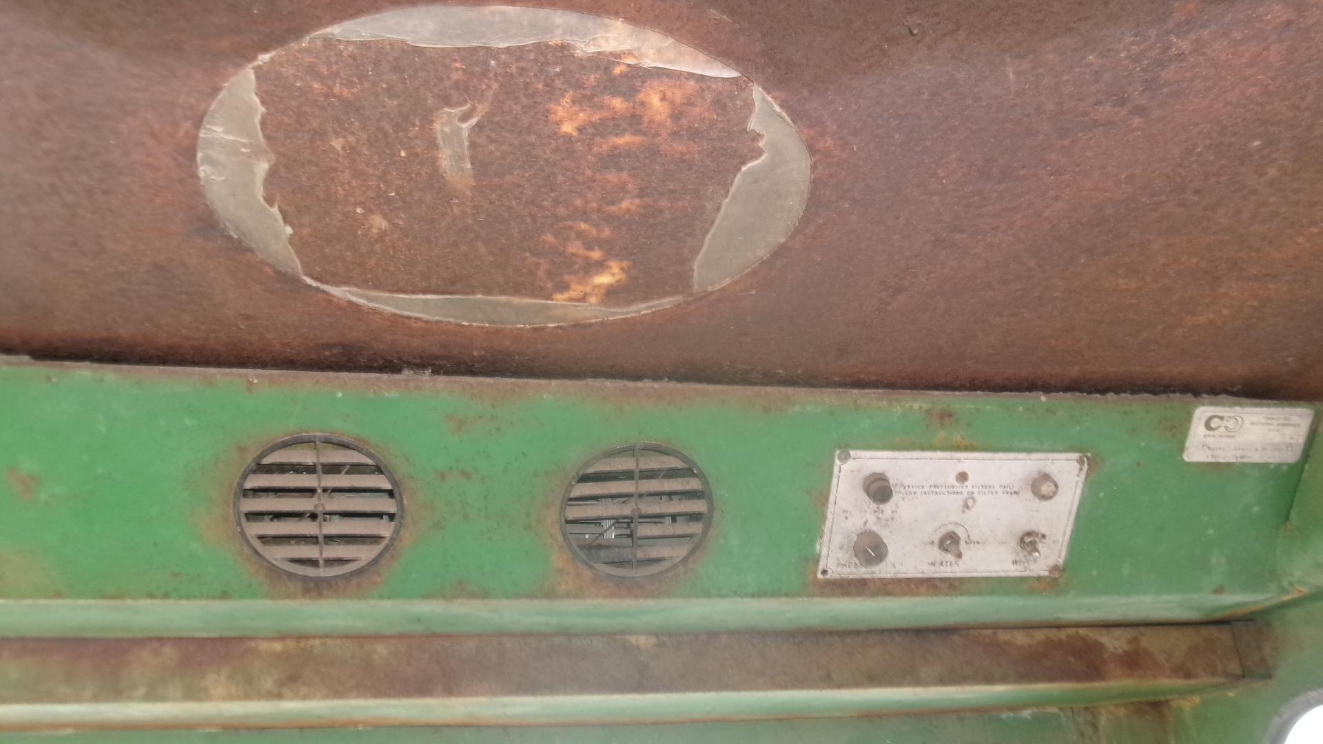 JOHN DEERE 4020 DIESEL w / JOHN DEERE 146 LOADER & HAY FORK, cab syncro, 2 remotes, 3 pt,.+