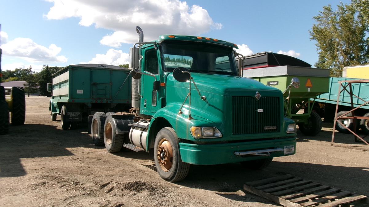 2001 IHC 9100 DAY CAB SEMI, Detroit 60 series, 9 spd., adj. plate, pintle hitch, spr. susp., +