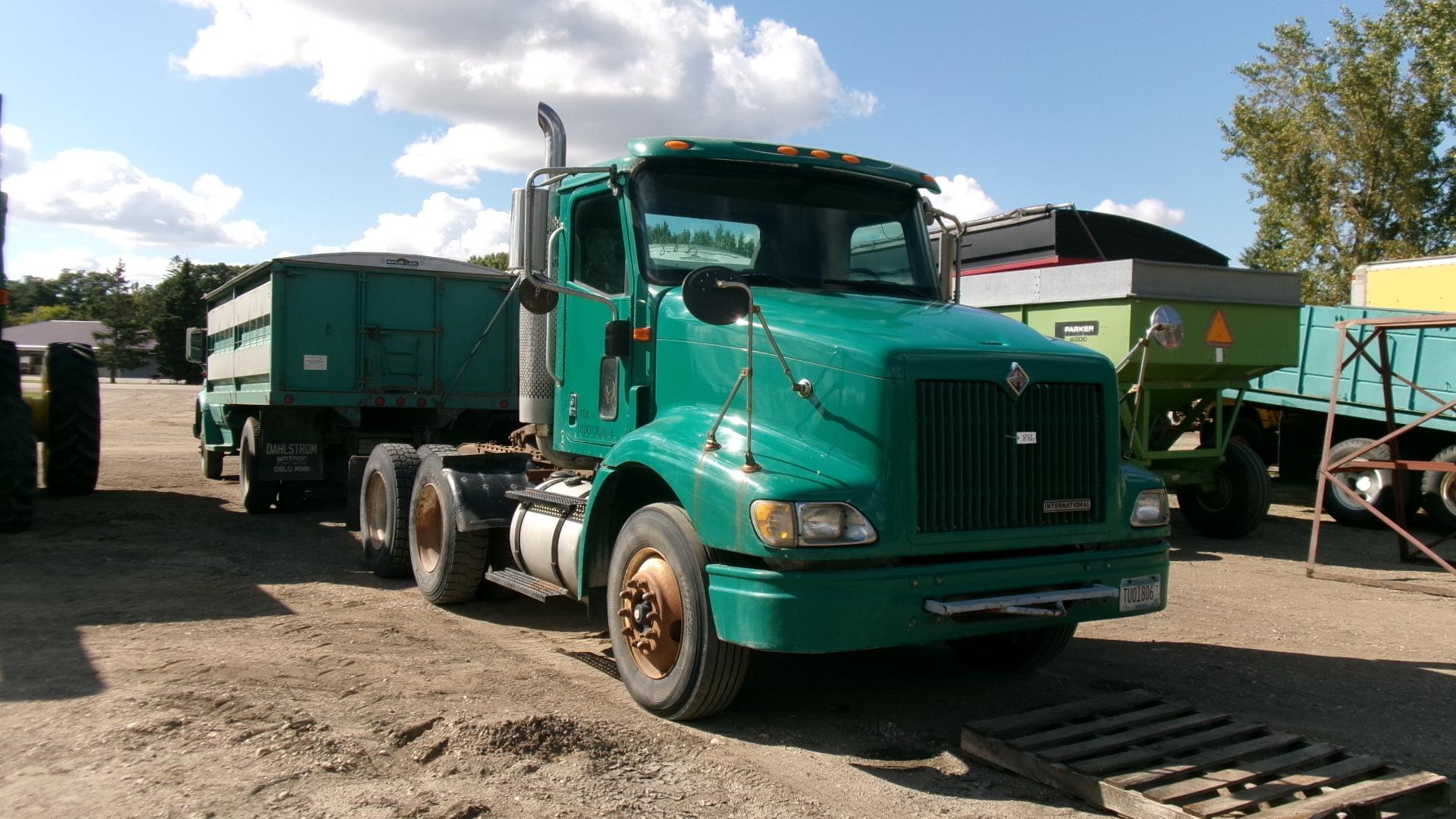 2001 IHC 9100 DAY CAB SEMI, Detroit 60 series, 9 spd., adj. plate, pintle hitch, spr. susp., +