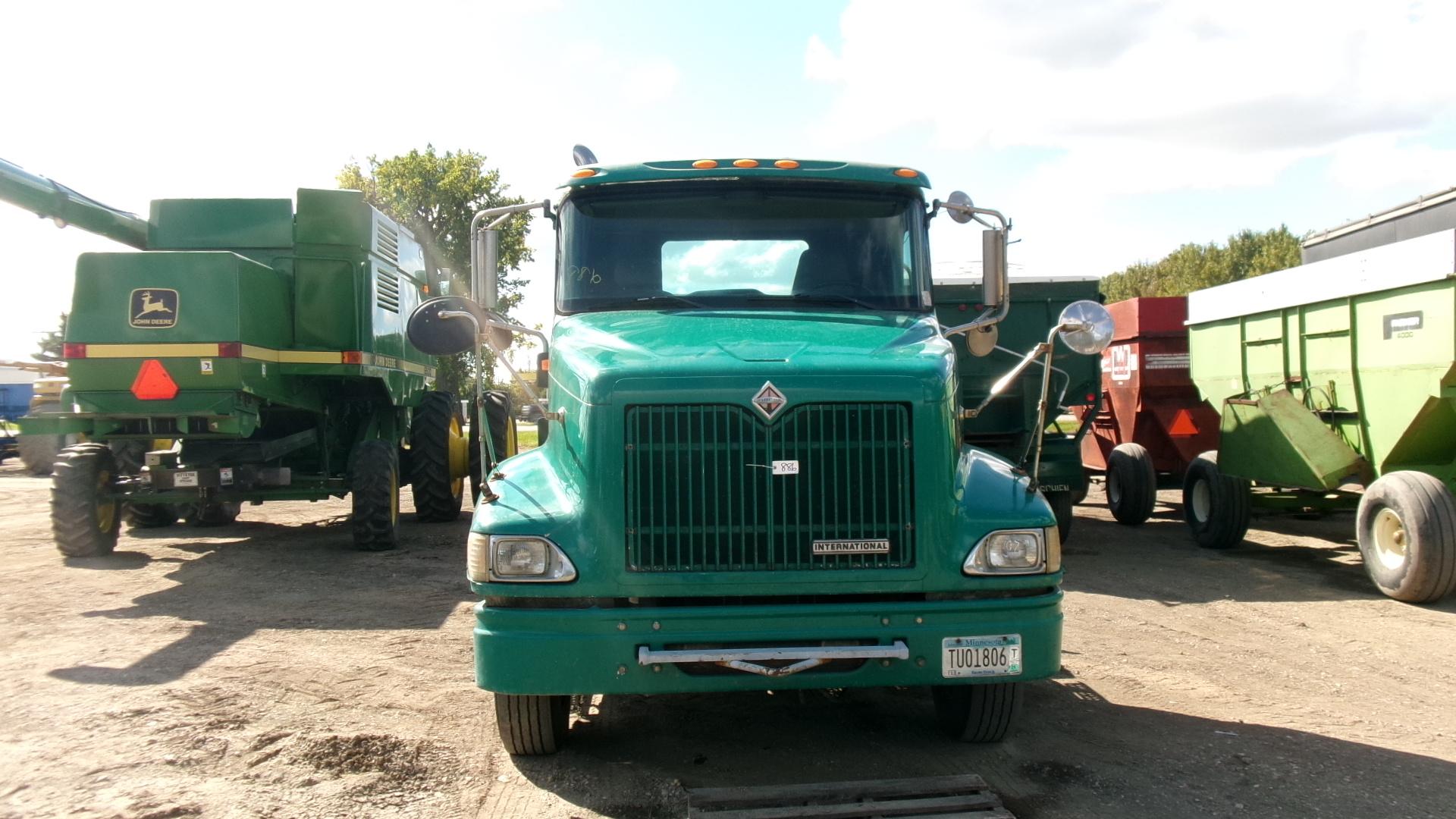 2001 IHC 9100 DAY CAB SEMI, Detroit 60 series, 9 spd., adj. plate, pintle hitch, spr. susp., +