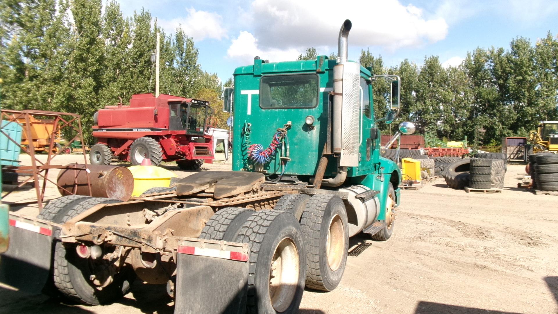 2001 IHC 9100 DAY CAB SEMI, Detroit 60 series, 9 spd., adj. plate, pintle hitch, spr. susp., +