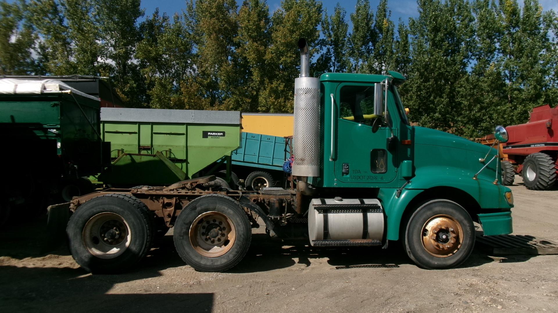 2001 IHC 9100 DAY CAB SEMI, Detroit 60 series, 9 spd., adj. plate, pintle hitch, spr. susp., +