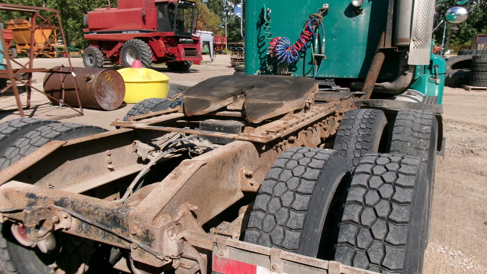 2001 IHC 9100 DAY CAB SEMI, Detroit 60 series, 9 spd., adj. plate, pintle hitch, spr. susp., +