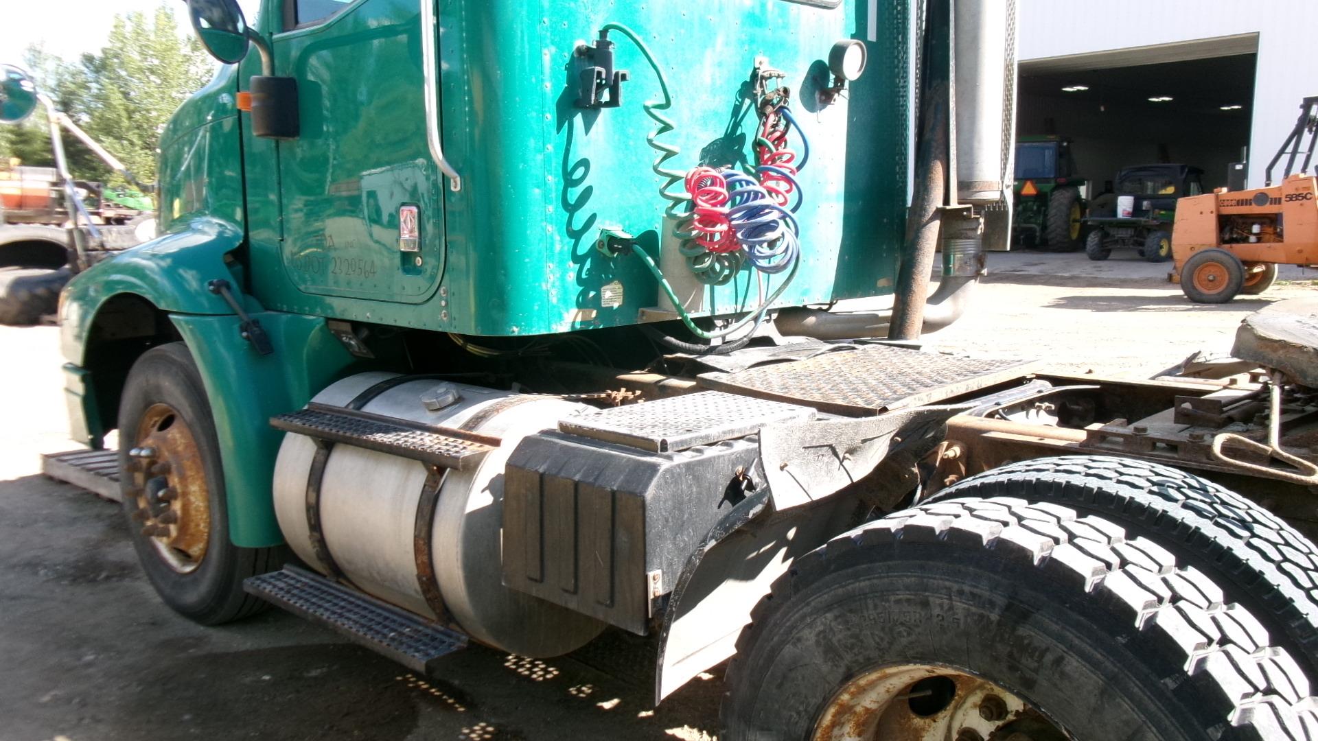 2001 IHC 9100 DAY CAB SEMI, Detroit 60 series, 9 spd., adj. plate, pintle hitch, spr. susp., +