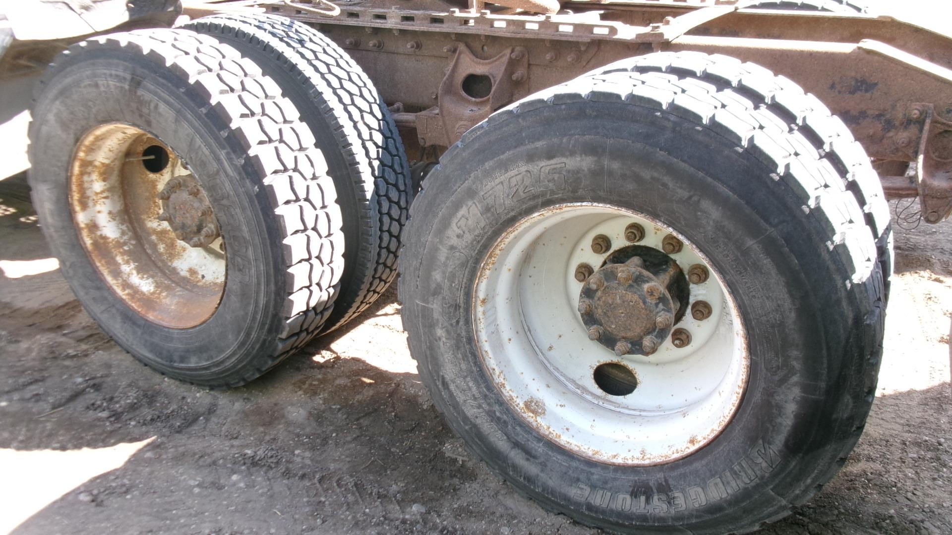2001 IHC 9100 DAY CAB SEMI, Detroit 60 series, 9 spd., adj. plate, pintle hitch, spr. susp., +
