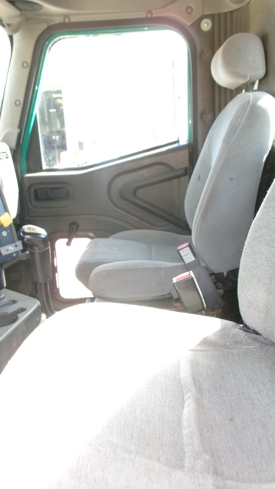 2001 IHC 9100 DAY CAB SEMI, Detroit 60 series, 9 spd., adj. plate, pintle hitch, spr. susp., +