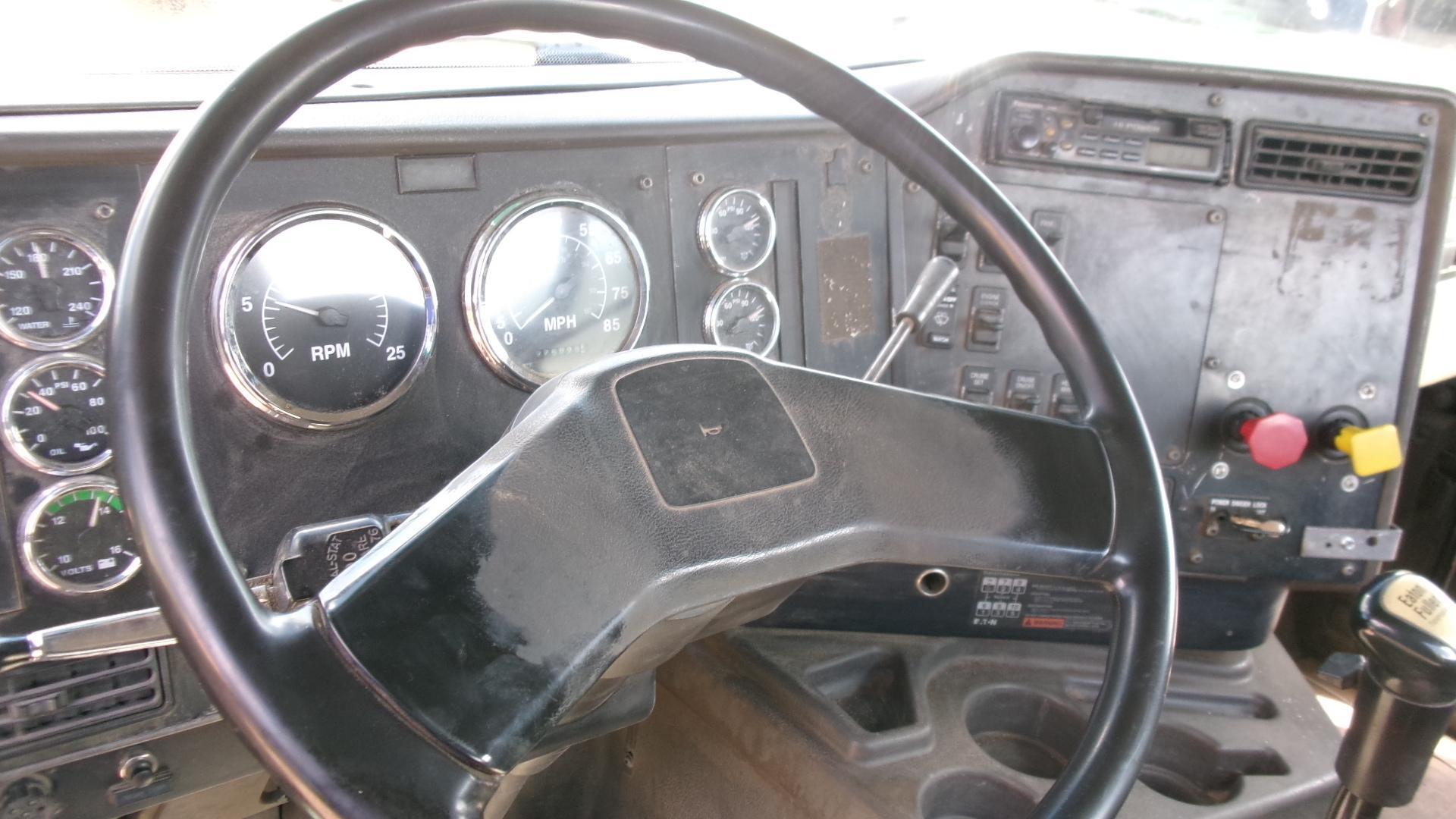 2001 IHC 9100 DAY CAB SEMI, Detroit 60 series, 9 spd., adj. plate, pintle hitch, spr. susp., +
